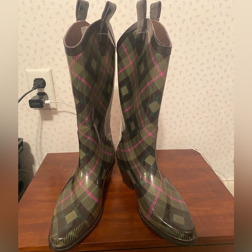 Däv plaid (black, gray, pink, and green) rainboots